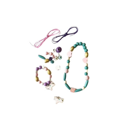 Cofre de Madera con Perlas – Unicornio&nbsp; – Sycomore
Edad recomendada: A partir de 4 años
Dimensiones: &nbsp;22,5 x 15 x 2 cm
Piezas: 170 perlas + 3 metros de hilo + bolsita de tela