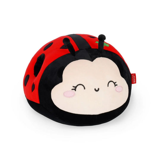 Consigue el Cojín Ladybug Super Soft de Legami. Almohada de mariquita extra suave, flexible e ideal para decorar. El regalo más tierno y mullido para casa.