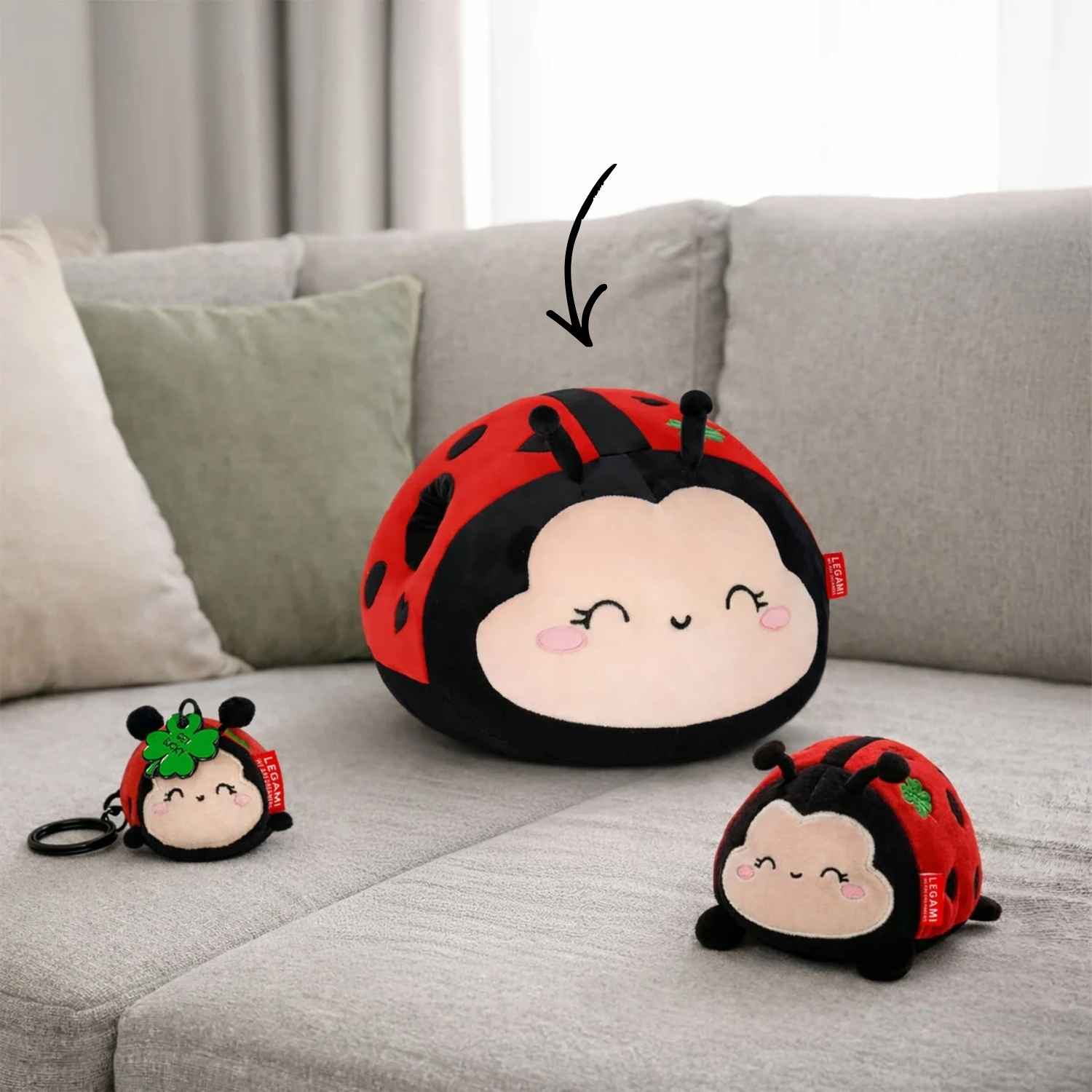 Consigue el Cojín Ladybug Super Soft de Legami. Almohada de mariquita extra suave, flexible e ideal para decorar. El regalo más tierno y mullido para casa.