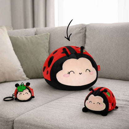 Consigue el Cojín Ladybug Super Soft de Legami. Almohada de mariquita extra suave, flexible e ideal para decorar. El regalo más tierno y mullido para casa.