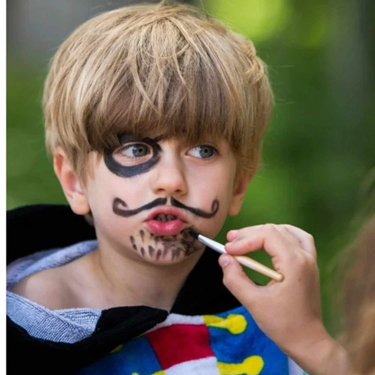 Compra la pintura de cara infantil Namaki con certificación bio. Maquillaje al agua natural, hipoalergénico y fácil de retirar para disfraces infantiles seguros.