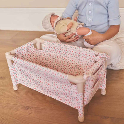 Cuna de viaje desmontable para muñecas Monnëka. Ligera, desenfundable, con almohada y bolsa de transporte. Cumple normativa EN71 y marcado CE. ¡Cómprala ya!