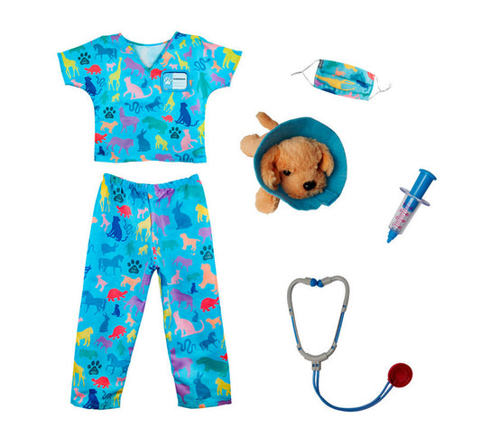 El adorable Set de Veterinario incluye Bata: Camisa y Pantalón, Mascarilla, Cachorro de Peluche con Cono extraíble, Jeringuilla con émbolo que funciona, Estetoscopio y una Tarjeta con el Nombre.  