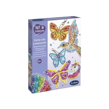 ¡Descubre el set más brillante y creativo para los pequeños artistas! Decora tus Llaveros con Diamantes es una experiencia única donde los niños podrán diseñar sus propios llaveros llenos de color y estil caja