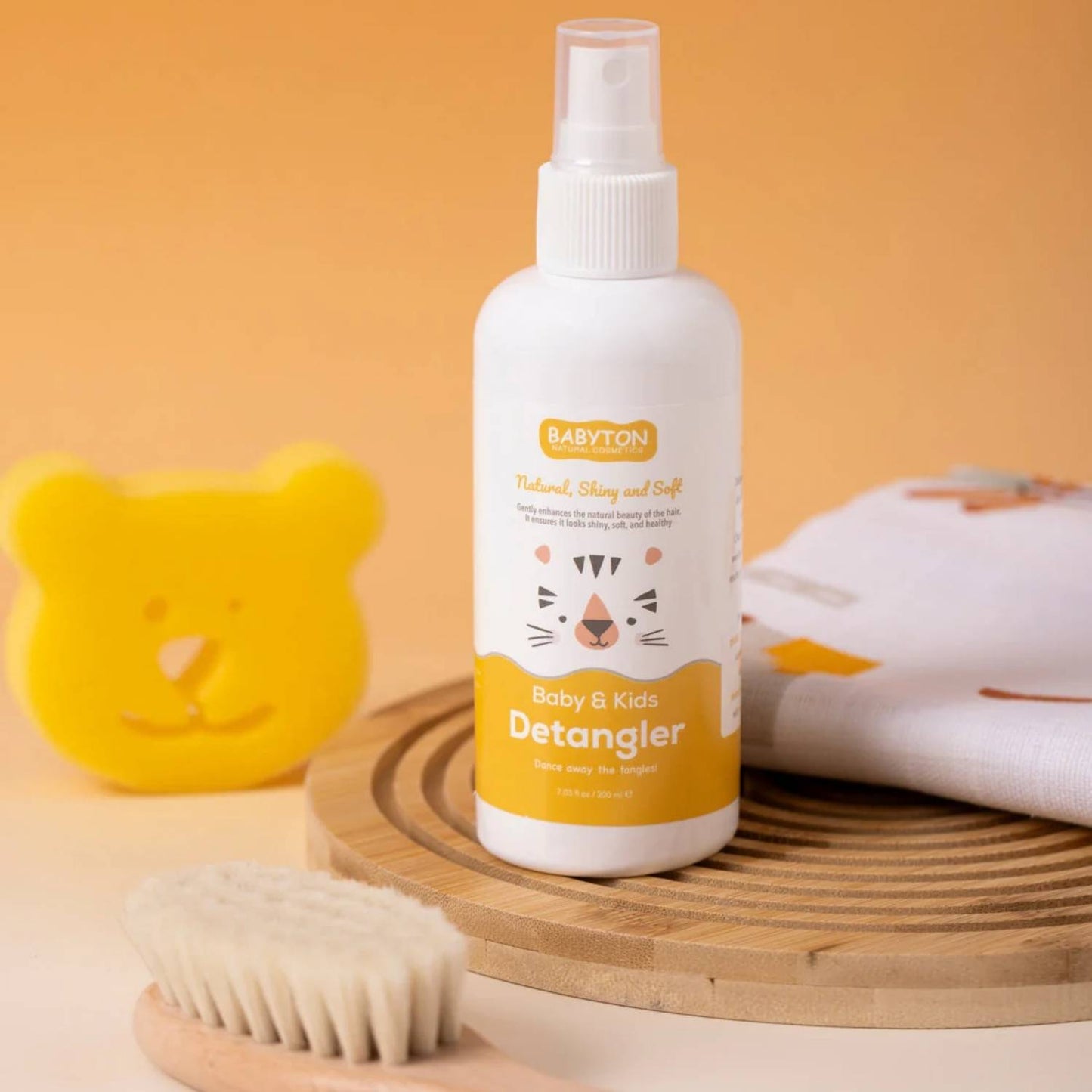 Spray desenredante natural Babyton de 200ml con aloe vera y lavanda. Facilita el peinado sin tirones y aporta brillo. Cuidado vegano y seguro en www.manodesantaoficial.es.