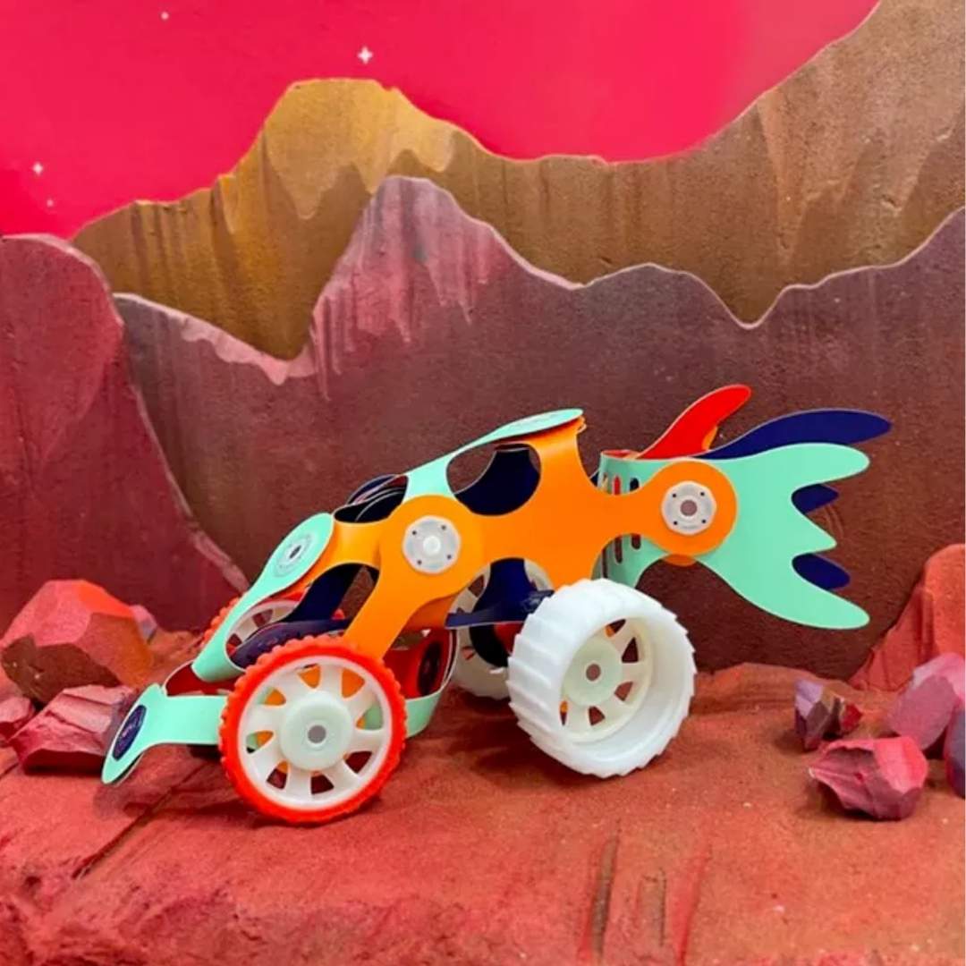 Clixo Pack 30 piezas Mars Rovers, podrás crear las construcciones más originales que hayas visto ¡Incluidas construcciones con ruedas y qpiezas que brillan en la oscuridad! Estas piezas delgadas, flexibles y ligeras, con imanes en los extremos, son ideales para llevar a todas partes y fomentar tu creatividad y aprendizaje STEAM. coche frontal