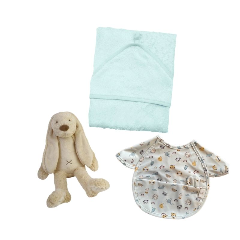 este pack en tonos rosas: Peluche de apego, capa de baño y babero impermeable es la opción perfecta, una combinación ideal de los que serán los 3 productos indispensables en los primeros meses de vida (y durante mucho tiempo) de ese adorable bebé.