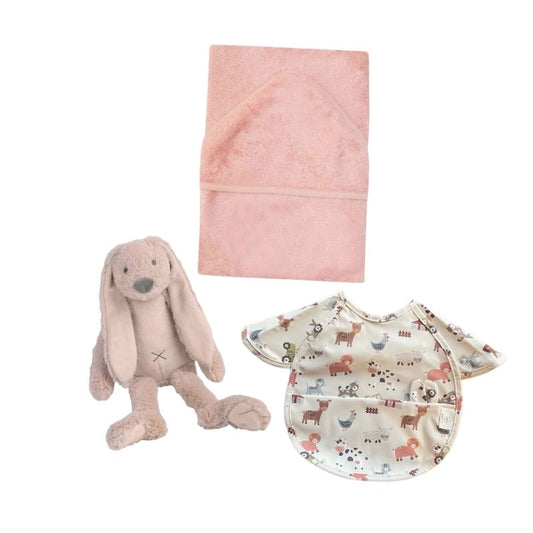 pack en tonos rosas: Peluche de apego, capa de baño y babero impermeable es la opción perfecta, una combinación ideal de los que serán los 3 productos indispensables en los primeros meses de vida (y durante mucho tiempo) de ese adorable bebé.