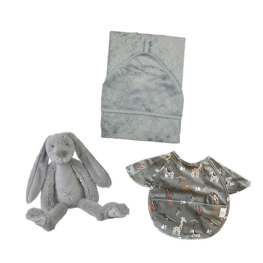 este pack en tonos gris: Peluche de apego, capa de baño y babero impermeable es la opción perfecta, una combinación ideal de los que serán los 3 productos indispensables en los primeros meses de vida (y durante mucho tiempo) de ese adorable bebé.