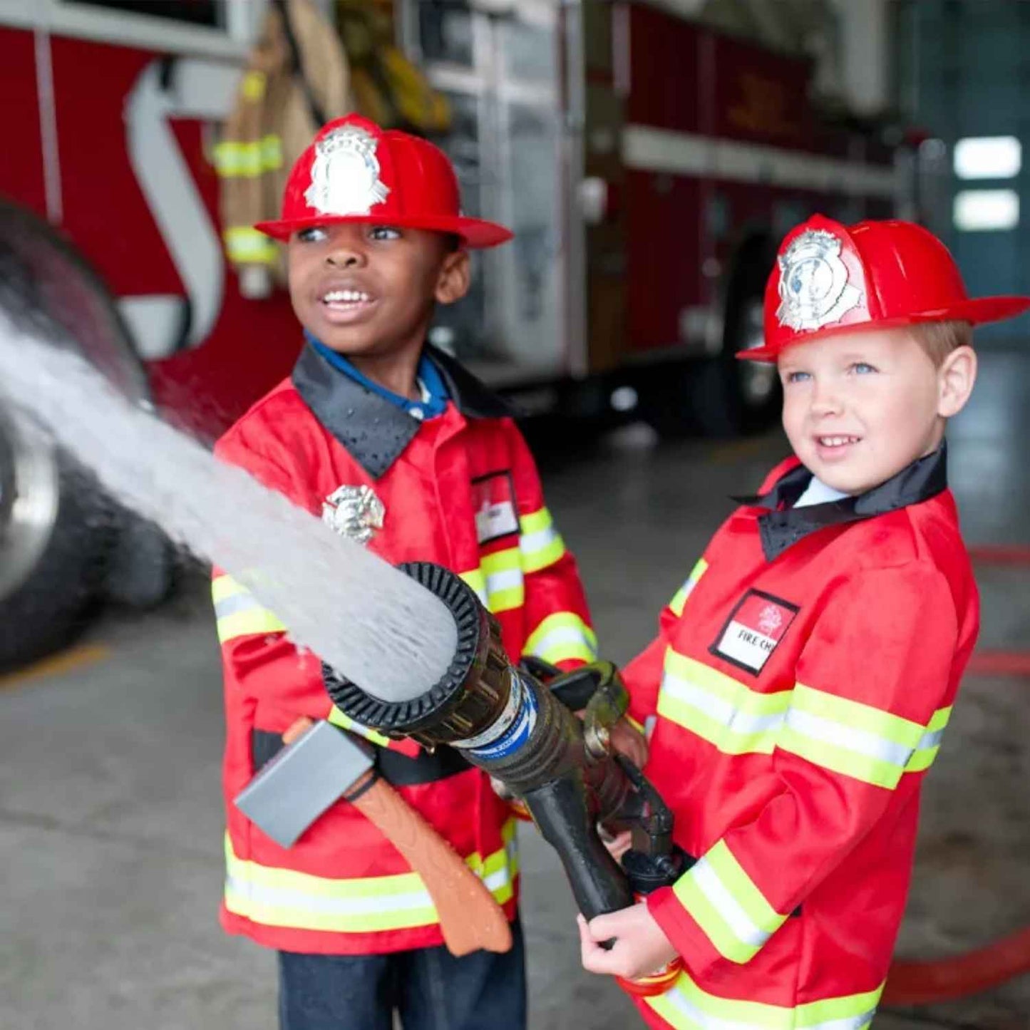 Convierte a los más pequeños en los héroes de la ciudad con el Disfraz de Bombero o Bombera con accesorios para 5-6 años. Este conjunto completo está diseñado para estimular la imaginación y la creatividad de niños y niñas, permitiéndoles recrear emocionantes rescates y situaciones de emergencia en un entorno seguro y divertido.
