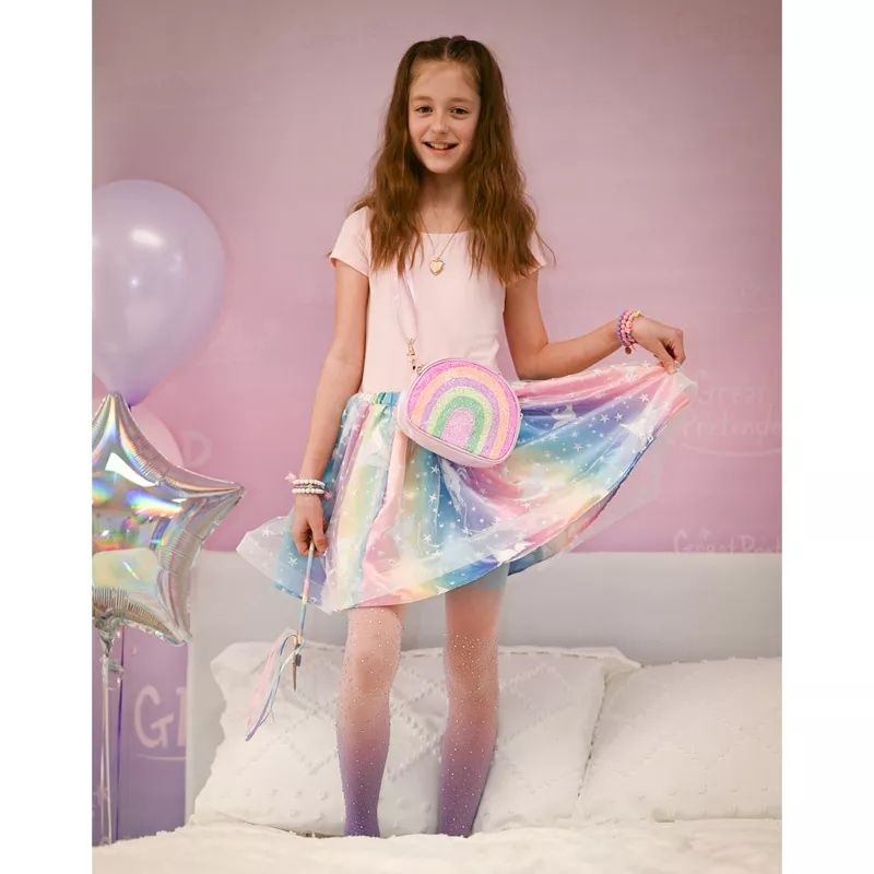 precioso conjunto de falda arcoíris y varita unicornio mágico! Diseñado para desatar la imaginación de los más pequeños, este disfraz transforma cualquier momento en una aventura llena de ilusión y color.

La falda vaporosa en tonos pastel brilla con un diseño encantador y cuenta con una cintura elástica que garantiza comodidad y ajuste perfecto para niñas y niños de 4 a 6 años.