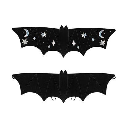 🦇 Disfraz Infantil – Alas de Murciélago Negras
Edad recomendada: de 3 a 7 años
Color: Negro con detalles plateados
Incluye: 1 par de alas
