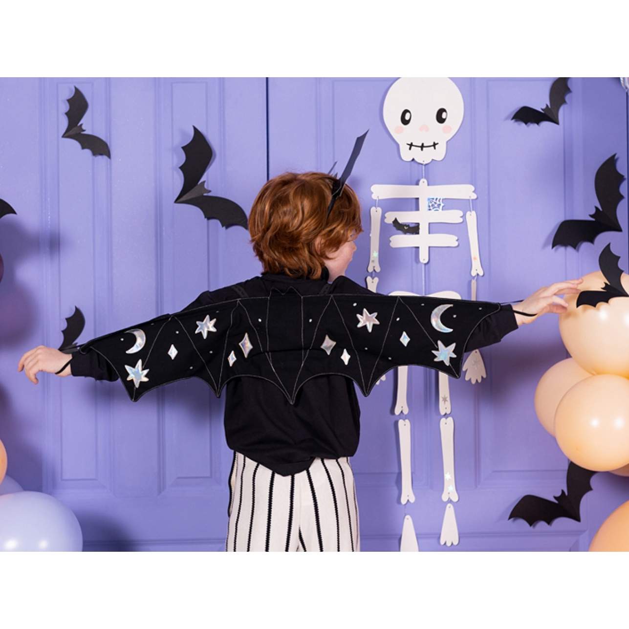 🦇 Disfraz Infantil – Alas de Murciélago Negras
Edad recomendada: de 3 a 7 años
Color: Negro con detalles plateados
Incluye: 1 par de alas