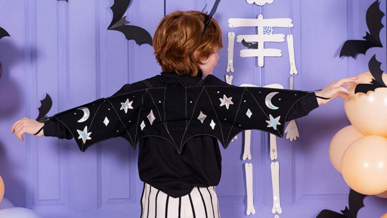 🦇 Disfraz Infantil – Alas de Murciélago Negras
Edad recomendada: de 3 a 7 años
Color: Negro con detalles plateados
Incluye: 1 par de alas