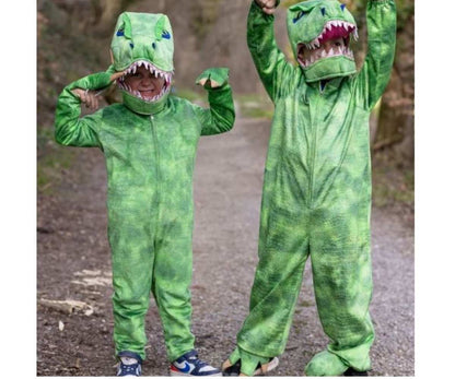 


Set Completo: Incluye mono con cremallera, garras cosidas y máscara ajustable

.Calidad Premium: Diseño realista con colores vivos, ideal para fans de los dinosaurios.

Versatilidad: Perfecto para Carnaval, Halloween o el juego simbólico diario en casa.