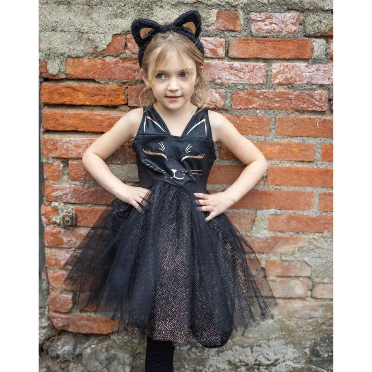 Disfraz Vestido Gato Glam ✨🐱

Edad recomendada: A partir de 4 años&nbsp; (TALLA 5-6 años, pero sirve desde 4 a 6 años)
Incluye: 1 vestido + 1 diadema con orejas de gato
Materiales: Tejidos suaves con detalles termosellados
Cuidados: Lavado a máquina en ciclo suave con agua fría. No usar blanqueador. Secar al aire. Planchar a baja temperatura.