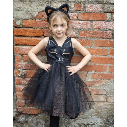 Disfraz Vestido Gato Glam ✨🐱

Edad recomendada: A partir de 4 años&nbsp; (TALLA 5-6 años, pero sirve desde 4 a 6 años)
Incluye: 1 vestido + 1 diadema con orejas de gato
Materiales: Tejidos suaves con detalles termosellados
Cuidados: Lavado a máquina en ciclo suave con agua fría. No usar blanqueador. Secar al aire. Planchar a baja temperatura.