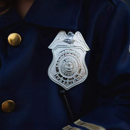 El Disfraz de Policía con Accesorios para niños de 5-6 años es la opción perfecta para potenciar el juego simbólico y la diversión en cualquier ocasión. Ya sea para Carnaval, fiestas temáticas o el día a día, este set permite a los más pequeños sumergirse en un mundo de aventuras donde la justicia y el orden son los protagonistas.