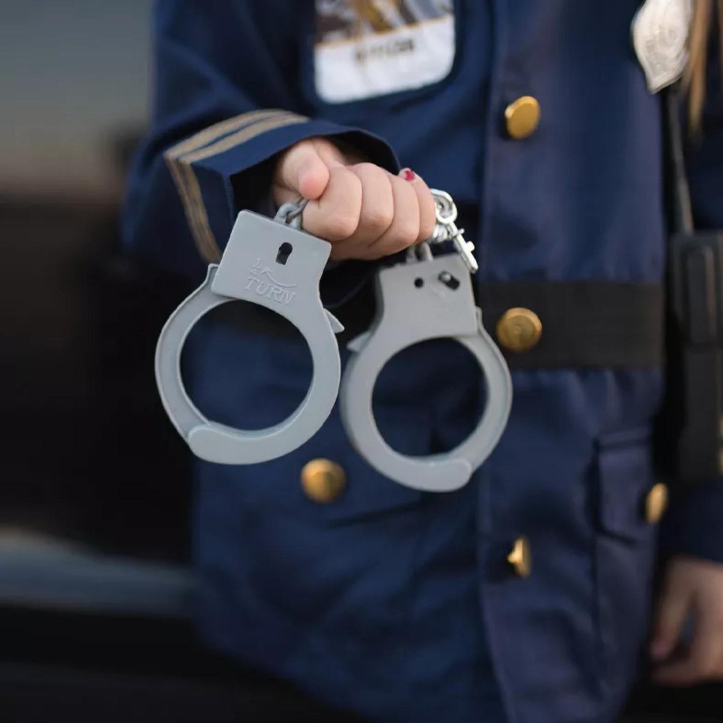 El Disfraz de Policía con Accesorios para niños de 5-6 años es la opción perfecta para potenciar el juego simbólico y la diversión en cualquier ocasión. Ya sea para Carnaval, fiestas temáticas o el día a día, este set permite a los más pequeños sumergirse en un mundo de aventuras donde la justicia y el orden son los protagonistas.