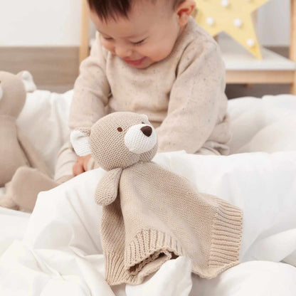 Comprar doudou osito beige Kiokids en www.manodesantaoficial.es. De punto de algodón 100%, ecológico, suave y seguro para bebés desde +2 meses. ¡Envío rápido!