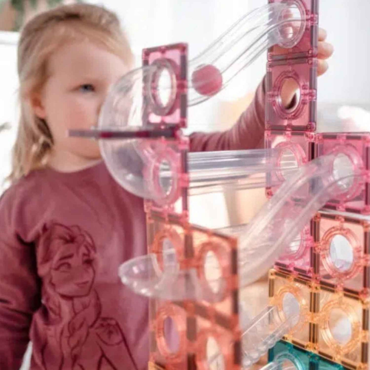 El&nbsp;Pack de Tobogán Connetix de 106 piezas es el set de ingeniería y construcción magnética más avanzado. Con nuevos componentes y suaves tonos pastel, desafía la gravedad y fomenta el pensamiento lógico desde los 3 años.


106 Piezas Únicas: Incluye piezas Novedosas (Espiral, X, Doble Tazón) para recorridos de canicas sofisticados y giros inesperados.

Exploración STEM: El juego ideal para aprender sobre la gravedad, el movimiento y desarrollar habilidades de ingeniería.

Tonos Pastel Exclusivos: Diseñ