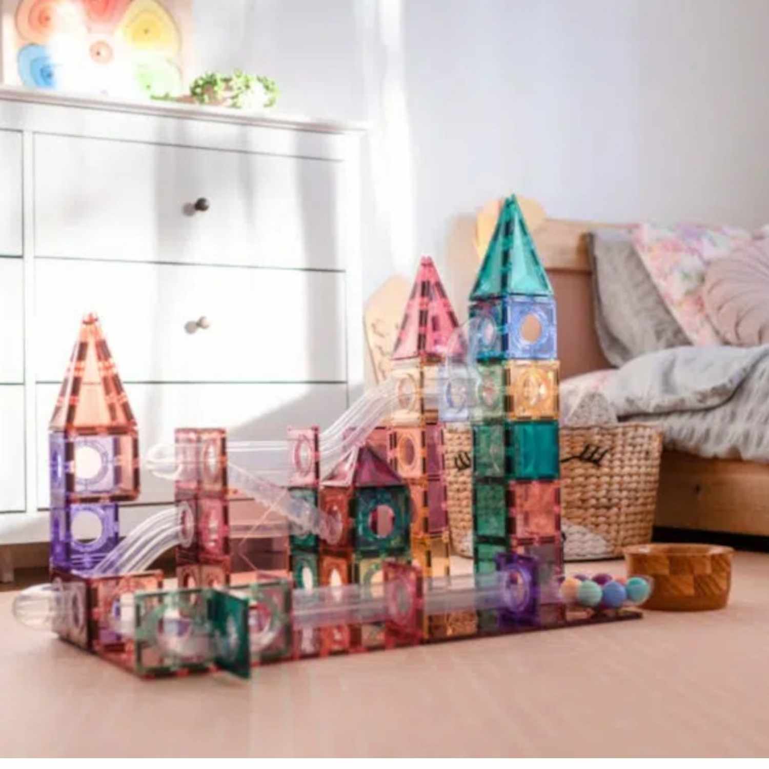 El&nbsp;Pack de Tobogán Connetix de 106 piezas es el set de ingeniería y construcción magnética más avanzado. Con nuevos componentes y suaves tonos pastel, desafía la gravedad y fomenta el pensamiento lógico desde los 3 años.


106 Piezas Únicas: Incluye piezas Novedosas (Espiral, X, Doble Tazón) para recorridos de canicas sofisticados y giros inesperados.

Exploración STEM: El juego ideal para aprender sobre la gravedad, el movimiento y desarrollar habilidades de ingeniería.

Tonos Pastel Exclusivos: Diseñ