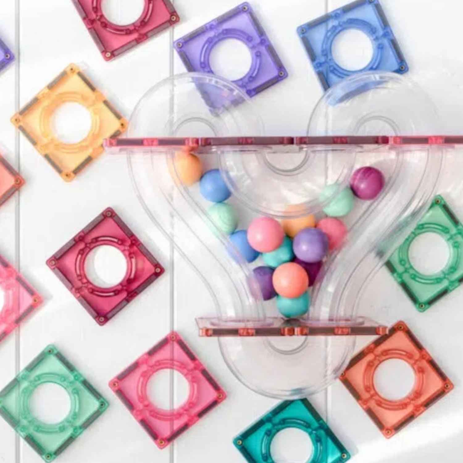 El&nbsp;Pack de Tobogán Connetix de 106 piezas es el set de ingeniería y construcción magnética más avanzado. Con nuevos componentes y suaves tonos pastel, desafía la gravedad y fomenta el pensamiento lógico desde los 3 años.


106 Piezas Únicas: Incluye piezas Novedosas (Espiral, X, Doble Tazón) para recorridos de canicas sofisticados y giros inesperados.

Exploración STEM: El juego ideal para aprender sobre la gravedad, el movimiento y desarrollar habilidades de ingeniería.

Tonos Pastel Exclusivos: Diseñ