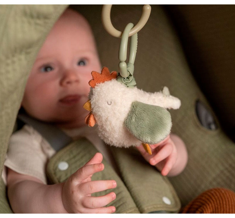 bebe jugando con Tira de la cuerda y agita esta bonita gallina de la colección Little Farm de Little Dutch. Con una anilla que permite el enganche del juguete al carrito, la sillita del coche o a la cuna, enseguida tu bebé empezará agitarla, las risas están garantizadas.