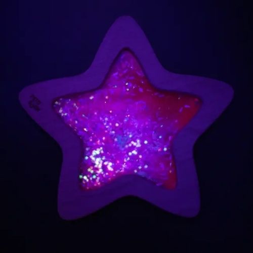 Estrella Sensorial FLOW STAR Nébula Pink Star! Esta estrella sensorial en vibrantes tonos rosados está diseñada para despertar la imaginación y fomentar la concentración de los niños a través de un juego visual único oscuro