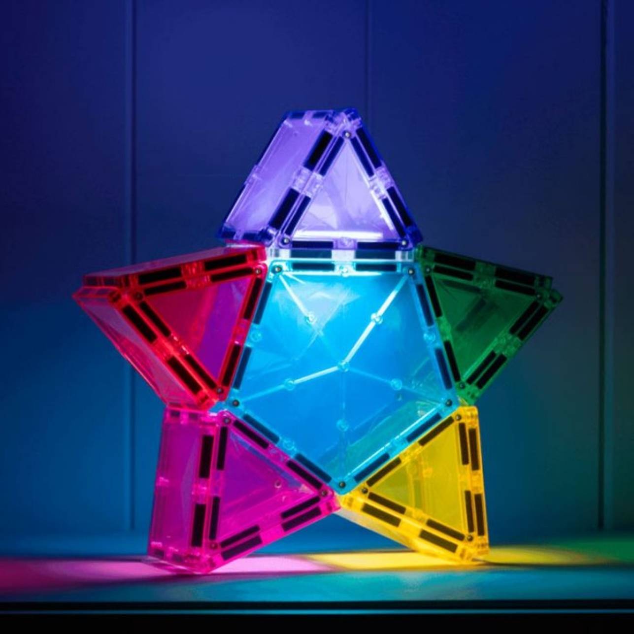 Light Star Pack – Connetix (Juego de construcción con pieza de luz recargable)

A partir de 3 años 👶🏼✨

Incluye 27 piezas: triángulos, cuadrados, pentágonos y una estrella luminosa

Pieza central con luz recargable USB 🔋💡

Compatible con Connetix, Imanix y Magna-Tiles

Perfecto para juego libre, mesas de luz y aprendizaje STEAM

Plástico ABS de grado alimenticio, libre de BPA y ftalatos

Diseño biselado: más resistente a arañazos y con mejor refracción de luz 🌈