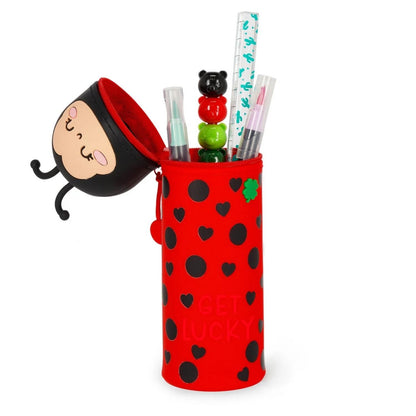 Consigue el Estuche 2 en 1 de Silicona Ladybug de Legami. Diseño retráctil que se convierte en lapicero de mesa. Suave, resistente y perfecto para fans de lo Kawaii.