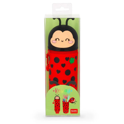 Consigue el Estuche 2 en 1 de Silicona Ladybug de Legami. Diseño retráctil que se convierte en lapicero de mesa. Suave, resistente y perfecto para fans de lo Kawaii.