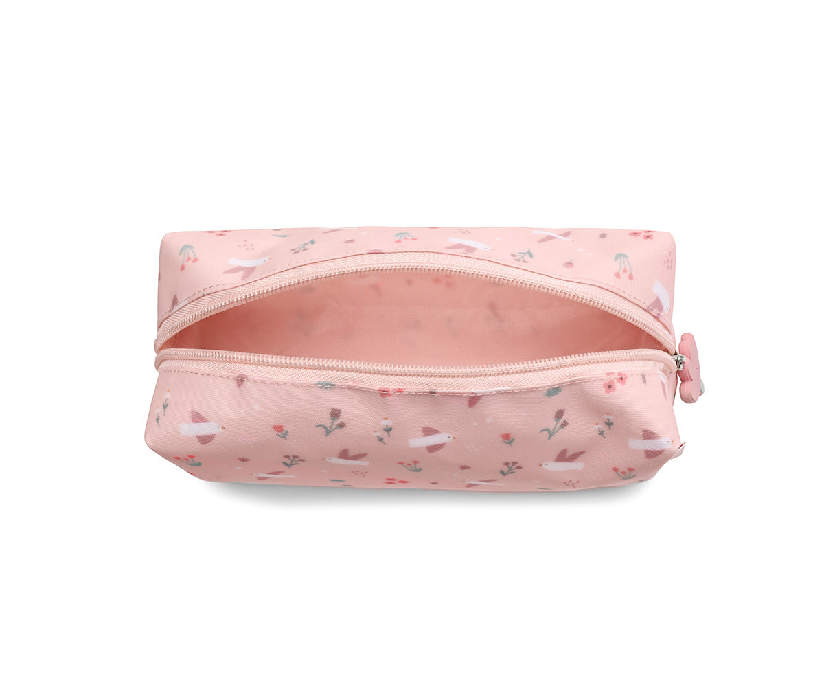 El estuche escolar de la colección Tutete Blossom Birds (pájaros) es perfecto para los peques, ya que podrán llenarlo con lápices, bolígrafos, rotuladores y todo lo que necesiten para su día a día en el cole. 