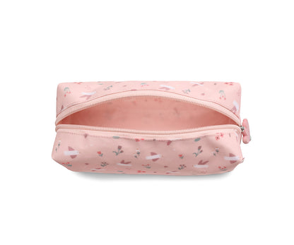 El estuche escolar de la colección Tutete Blossom Birds (pájaros) es perfecto para los peques, ya que podrán llenarlo con lápices, bolígrafos, rotuladores y todo lo que necesiten para su día a día en el cole. 