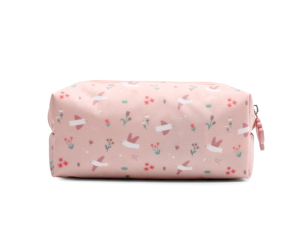 El estuche escolar de la colección Tutete Blossom Birds (pájaros) es perfecto para los peques, ya que podrán llenarlo con lápices, bolígrafos, rotuladores y todo lo que necesiten para su día a día en el cole. 