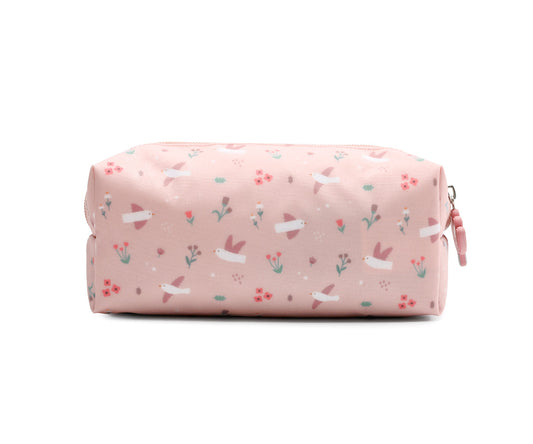 El estuche escolar de la colección Tutete Blossom Birds (pájaros) es perfecto para los peques, ya que podrán llenarlo con lápices, bolígrafos, rotuladores y todo lo que necesiten para su día a día en el cole. 