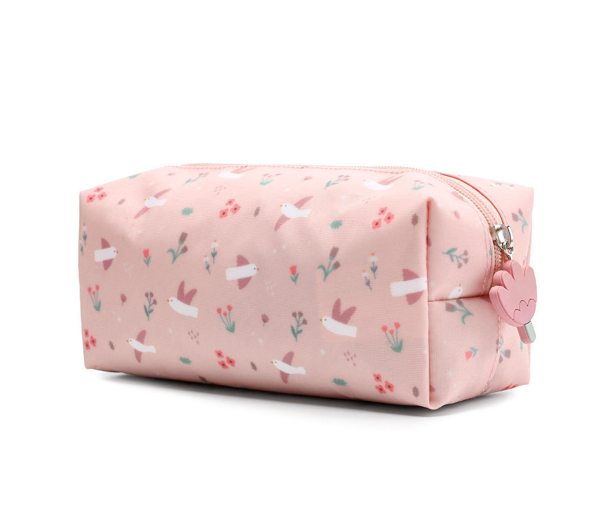 El estuche escolar de la colección Tutete Blossom Birds (pájaros) es perfecto para los peques, ya que podrán llenarlo con lápices, bolígrafos, rotuladores y todo lo que necesiten para su día a día en el cole. 
