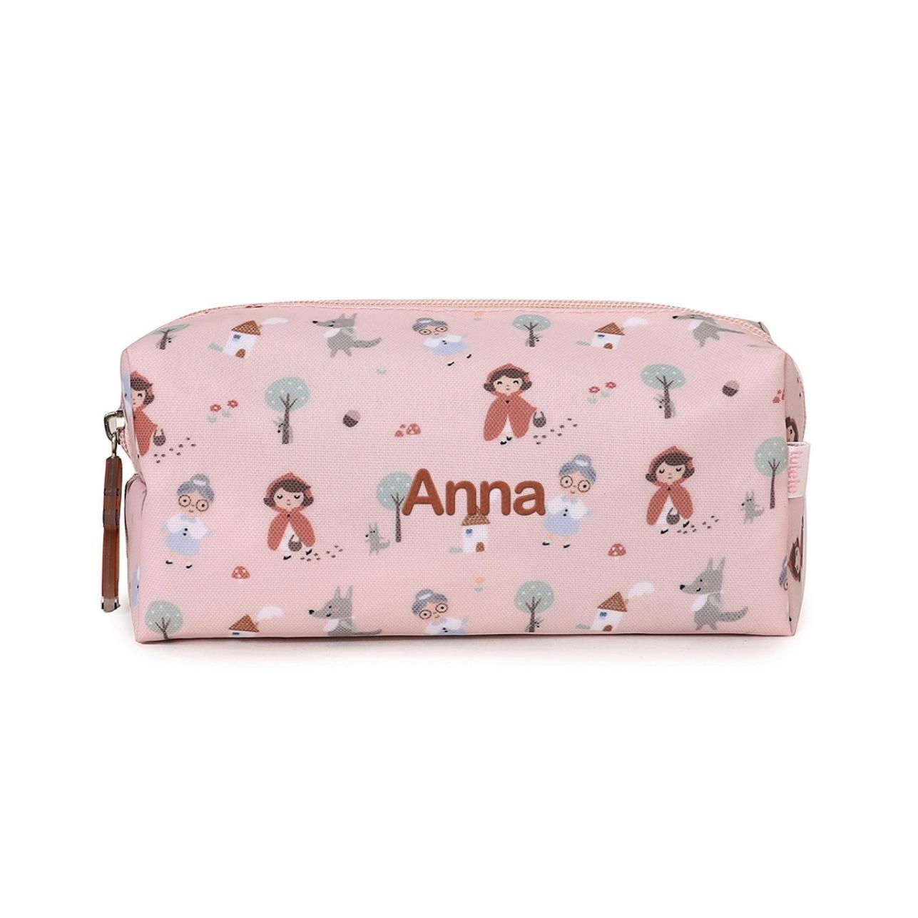 El estuche escolar de la colección Tutete Caperucita es perfecto para los peques, ya que podrán llenarlo con lápices, bolígrafos, rotuladores y todo lo que necesiten para su día a día en el cole. Además, su tamaño es ideal para llevarlo en la mochila o colocarlo en la mesa o escritorio mientras estudian o hacen manualidades. ¡No se lo pierdan!&nbsp;