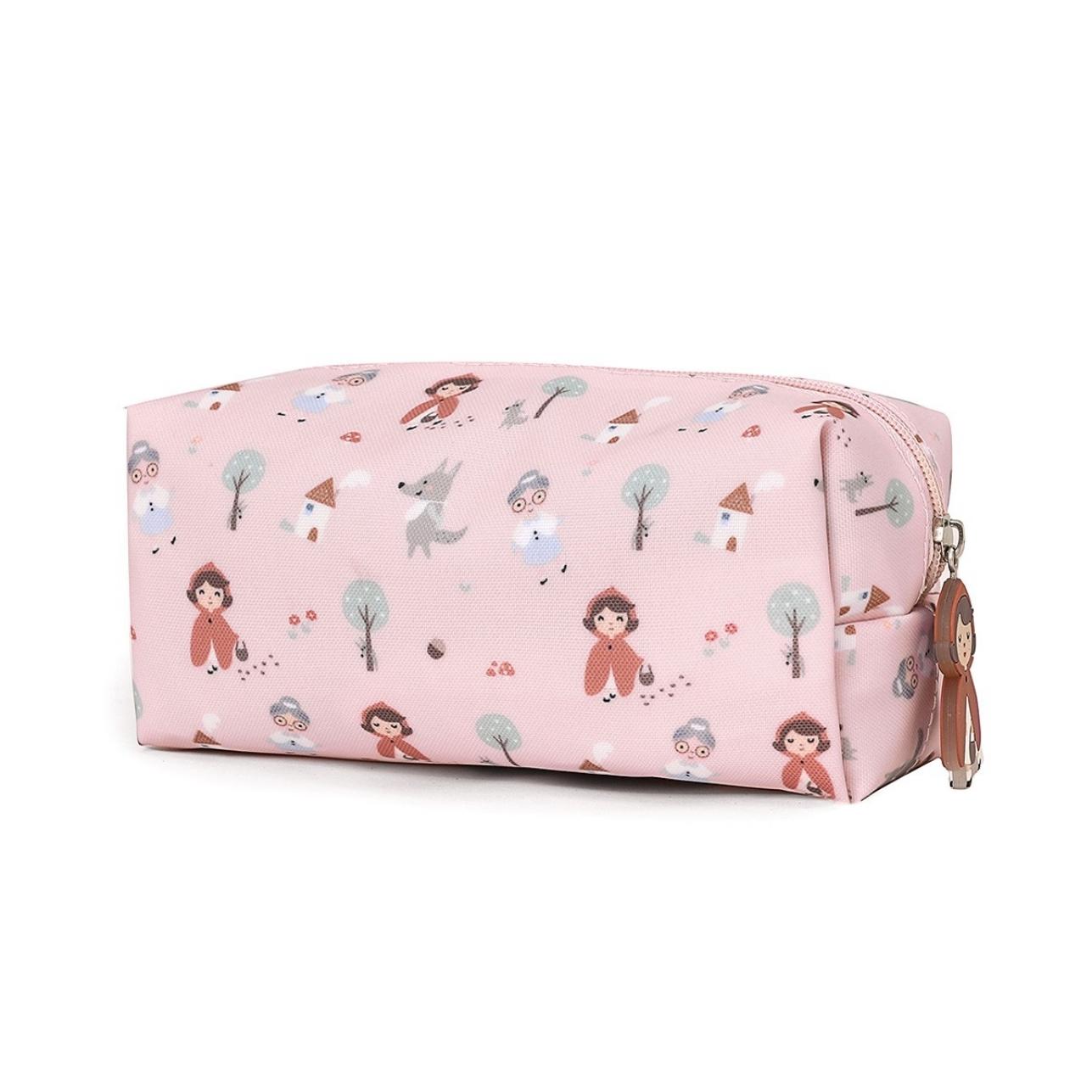 El estuche escolar de la colección Tutete Caperucita es perfecto para los peques, ya que podrán llenarlo con lápices, bolígrafos, rotuladores y todo lo que necesiten para su día a día en el cole. Además, su tamaño es ideal para llevarlo en la mochila o colocarlo en la mesa o escritorio mientras estudian o hacen manualidades. ¡No se lo pierdan!&nbsp;