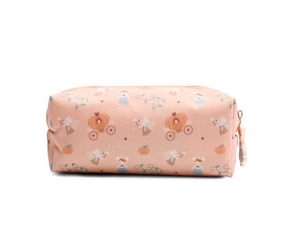 El estuche escolar de la colección Tutete Mouse Fairies (Cenicienta) es perfecto para los peques, ya que podrán llenarlo con lápices, bolígrafos, rotuladores y todo lo que necesiten para su día a día en el cole