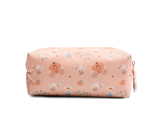 El estuche escolar de la colección Tutete Mouse Fairies (Cenicienta) es perfecto para los peques, ya que podrán llenarlo con lápices, bolígrafos, rotuladores y todo lo que necesiten para su día a día en el cole