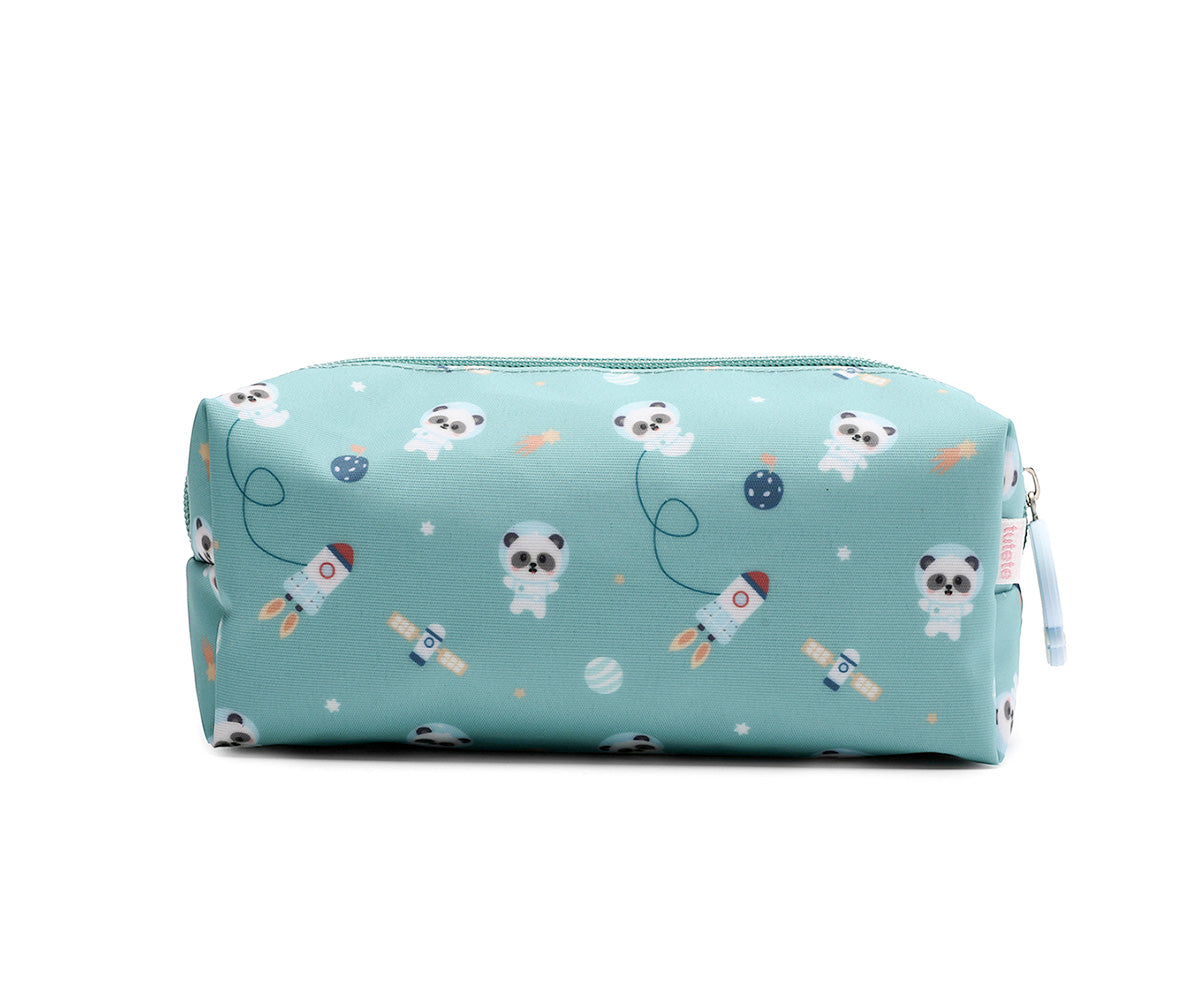 El estuche escolar de la colección Tutete Pandas in the space (Pandas) es perfecto para los peques, ya que podrán llenarlo con lápices, bolígrafos, rotuladores y todo lo que necesiten para su día a día en el cole.