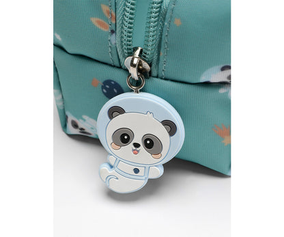 El estuche escolar de la colección Tutete Pandas in the space (Pandas) es perfecto para los peques, ya que podrán llenarlo con lápices, bolígrafos, rotuladores y todo lo que necesiten para su día a día en el cole.