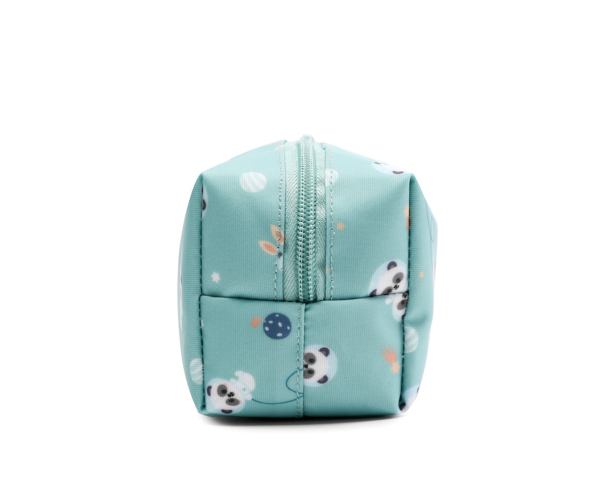 El estuche escolar de la colección Tutete Pandas in the space (Pandas) es perfecto para los peques, ya que podrán llenarlo con lápices, bolígrafos, rotuladores y todo lo que necesiten para su día a día en el cole.