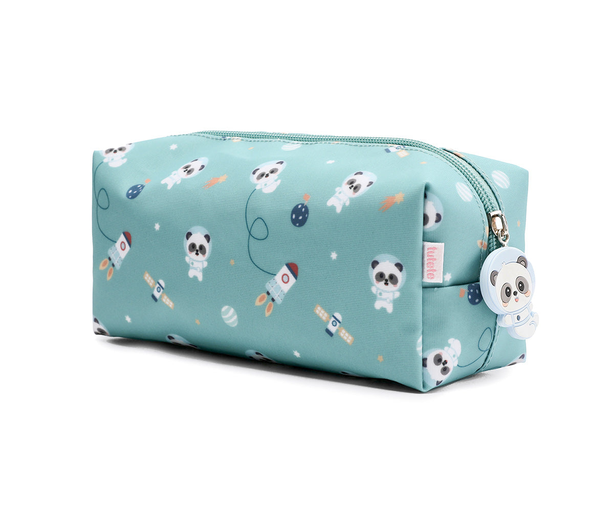 El estuche escolar de la colección Tutete Pandas in the space (Pandas) es perfecto para los peques, ya que podrán llenarlo con lápices, bolígrafos, rotuladores y todo lo que necesiten para su día a día en el cole.