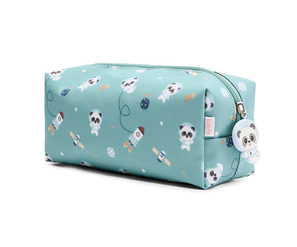 El estuche escolar de la colección Tutete Pandas in the space (Pandas) es perfecto para los peques, ya que podrán llenarlo con lápices, bolígrafos, rotuladores y todo lo que necesiten para su día a día en el cole.