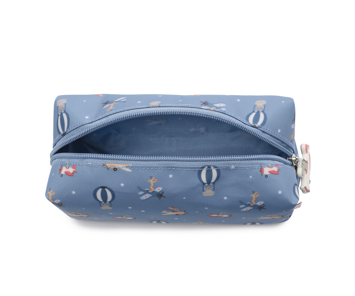 El estuche escolar de la colección Tutete Planes (Aviones) es perfecto para los peques, ya que podrán llenarlo con lápices, bolígrafos, rotuladores y todo lo que necesiten para su día a día en el cole. 