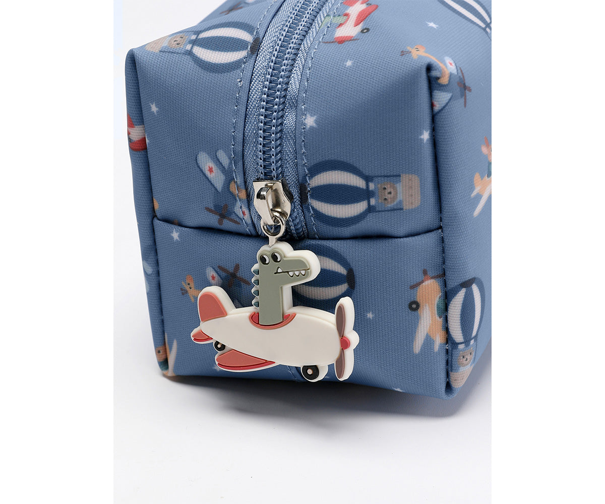 El estuche escolar de la colección Tutete Planes (Aviones) es perfecto para los peques, ya que podrán llenarlo con lápices, bolígrafos, rotuladores y todo lo que necesiten para su día a día en el cole. 