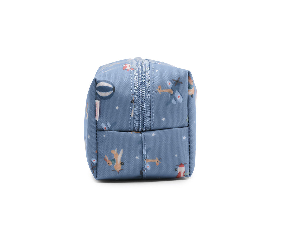 El estuche escolar de la colección Tutete Planes (Aviones) es perfecto para los peques, ya que podrán llenarlo con lápices, bolígrafos, rotuladores y todo lo que necesiten para su día a día en el cole. 
