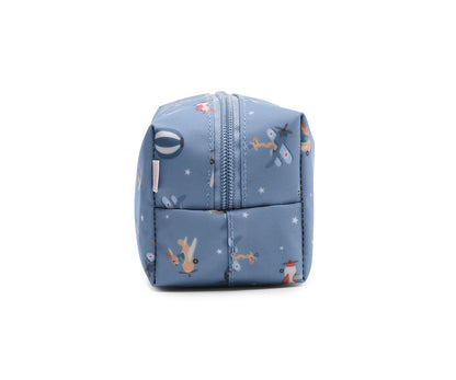 El estuche escolar de la colección Tutete Planes (Aviones) es perfecto para los peques, ya que podrán llenarlo con lápices, bolígrafos, rotuladores y todo lo que necesiten para su día a día en el cole. 